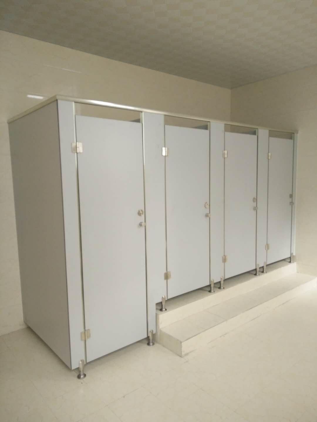 衛(wèi)生間隔斷 拼色抗倍特板與不銹鋼材質(zhì)的完美結(jié)合